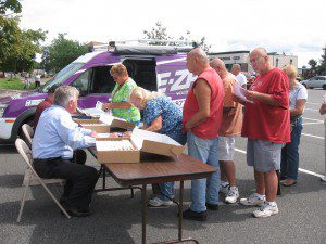Western Mass. residents look to register for new E-ZPass transponders in the parking lot of Chicopee's Big Y Supermarket on Memorial Drive yesterday. (Photo by Peter Francis)