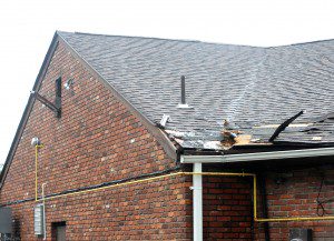 Thieves broke through the roof of a Union Street commercial bu8ildingto loot the Union Mart convenience store. (Photo by Carl E. Hartdegen)