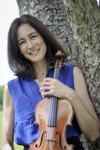 Adela Pena plays violin at Sevenars on July 24. Photo by Simone Scozzari.