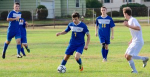 Gateway’s Nick Cooper (7) dribbles the ball out in between a crease in the defense. (Photo by Chris Putz)