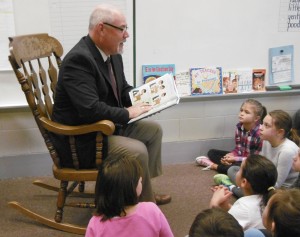 Mayor Brian P. Sullivan reads to third-graders at Munger Hill for ROAR on Thursday. (Photo by Amy Porter)