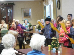 Residents applauded heartily following each song. (Photo by Amy Porter)