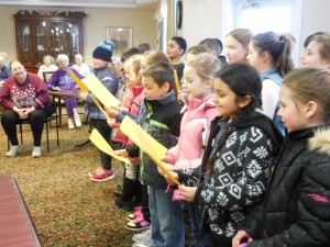 Franklin Ave. K-Kids sing to Arbors residents Monday. (Photo by Amy Porter)